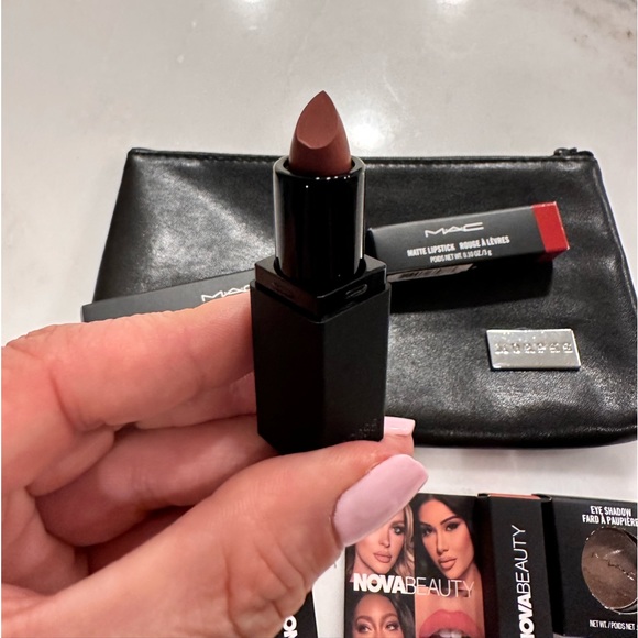 MAC bundle with extra lipstick - Picture 2 of 7